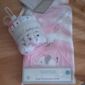 Duck Duck Baby Bodysuit and Bib Set With Wash Cloths Girl New